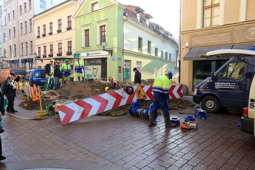 Projekt zakłada rozebranie istniejącej nawierzchni,...