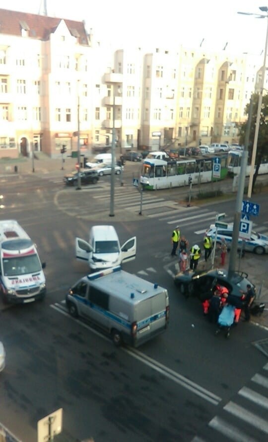 Wypadek na skrzyżowaniu al. Piastów i ul. Jagiellońskiej w Szczecinie. Zderzyły się dwa samochody
