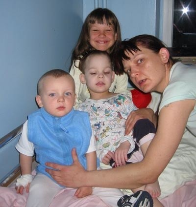 - Może znajdą się dobrzy ludzie, którzy nam pomogą - mówi Marzena Dołęga. Na zdjęciu z dziećmi - Sewerynem, Szymonem i Sarą.