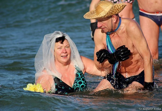 Hartowanie małżeństw w zimnej wodzie Bałtyku, czyli MiędzynTydzień Małżeństw w Jastarni