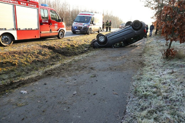 Volkswagen golf na stalowowolskich tablicach rejestracyjnych po dachowaniu na śliskiej drodze w Żabnie, autem jechała kobieta ze swoim  11-letnim dzieckiem