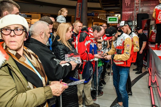 W bydgoskim Centrum Handlowym Focus w piątek (6 marca) odbyła się prezentacja żużlowej drużyny Abramczyk Polonii Bydgoszcz.Żużlowcy w komplecie stawili się w CH. Cała drużyna zaprezentowała się kibicom na specjalnie przygotowanej scenie.- Tworzymy wspaniały team, wspaniałą atmosferę i tak ma być przez cały sezon - deklarował Jerzy Kanclerz, prezes klubu.Prowadzący imprezę Tomasz Lorek przepytał zawodników, okazję do rozmów, wspólnych zdjęć i zdobycie autografów mieli też bydgoscy kibice.Były też inne niespodzianki, specjalną piosenkę dla Polonii przygotował i wykonał zespół Żuki. - Mam nadzieję, że kibice zaakceptują ten utwór i stanie się on takim hymnem Polonii - mówił Kanclerz.