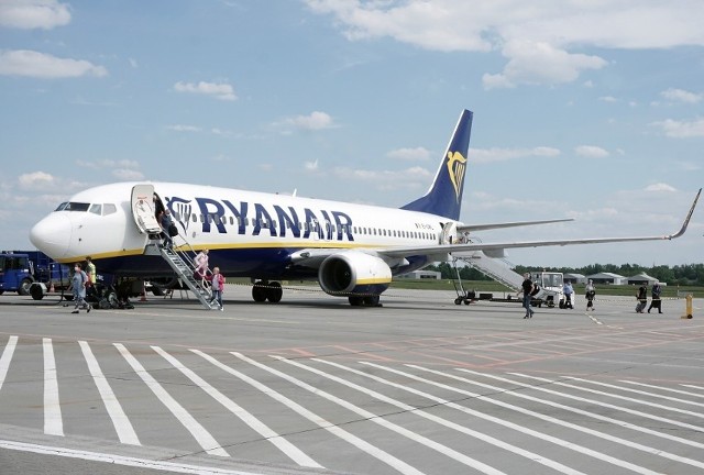 Zmiany w rozkładzie lotów z Łodzi. Ryanair w styczniu zawiesza część lotów do Wielkiej Brytanii, zmienia też częstotliwość na niektórych kierunkach. W lutym sytuacja ma wrócić do normy.Zmiany dotyczą lotów do Wielkiej Brytanii: do East Midlands oraz do Londynu (Stansted). Ostatni samolot do East Midlands wyleci z Łodzi w najbliższy piątek 7 stycznia, po czym nastąpi przerwa do początku lutego. Loty zostaną wznowione 4 lutego.Czytaj dalej