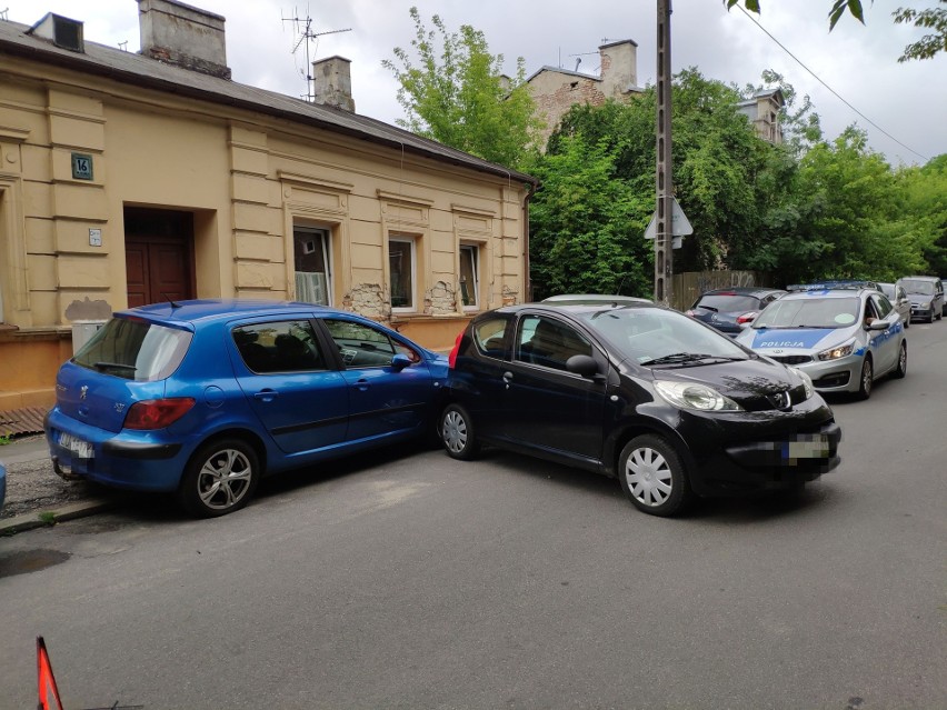 Dolna Panny Marii w Lublinie. Auto stoczyło się ze wzniesienia i uszkodziło inny samochód. Zobacz zdjęcia