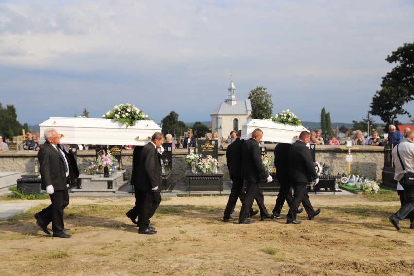Pogrzeb tragicznie zmarłych matki i córki w Daleszycach. Trudno znaleźć słowa pocieszenia [ZDJĘCIA]