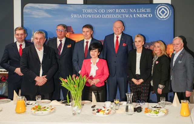 Prezydent Michał Zaleski zaprosił na spotkanie czternaścioro parlamentarzystów wybranych w okręgach, w granicach których jest Toruń. Przybyło sześcioro z nich