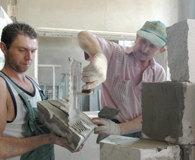 Robert Charęza (z lewej) i Andrzej Kołodziejczyk z firmy Uniwersal w Dębnie ustawiają mur w pomieszczeniu dla pielęgniarek