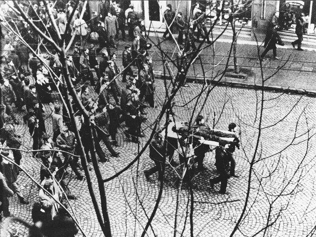 Demonstracja Grudnia 1970 w Gdyni. Ciało Zbyszka Godlewskiego niesione na drzwiach przez demonstrantów