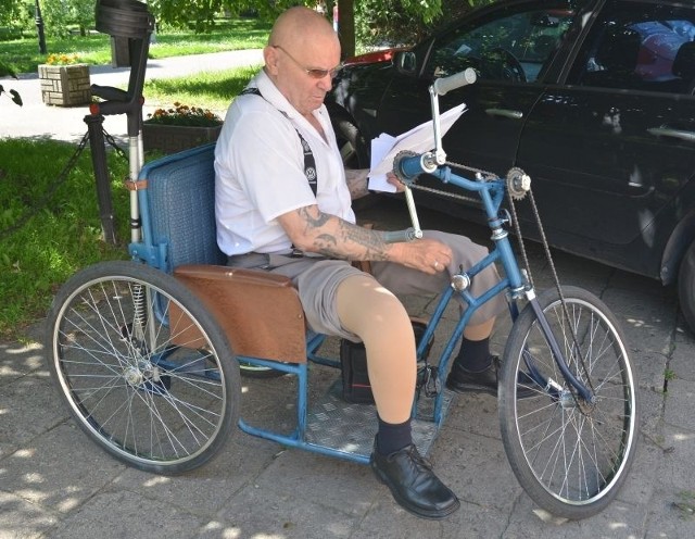 Jerzy Bryński, który przez prawie 50 lat poruszał się dzięki protezom nóg, teraz musi jeździć na wózku inwalidzkim. 