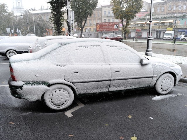 Jesienny atak zimySilny wiatr i padający śnieg to jesienno-zimowa sceneria na ulicach Przemyśla w środowy poranek, 14 bm.