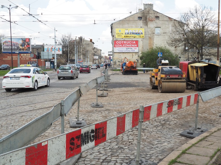 Zamieszanie na skrzyżowaniu ulic Przybyszewskiego i Kilińskiego. Kierowcy jadą chodnikiem. Akcja policji