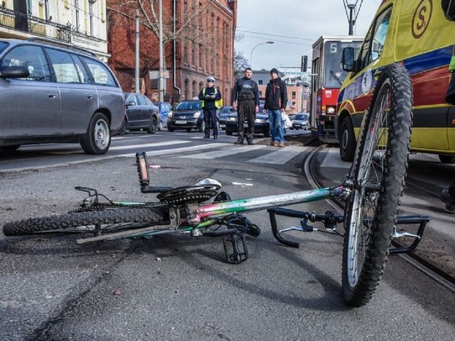 Potrącenie rowerzystki na rondzie Bernardyńskim w Bydgoszczy