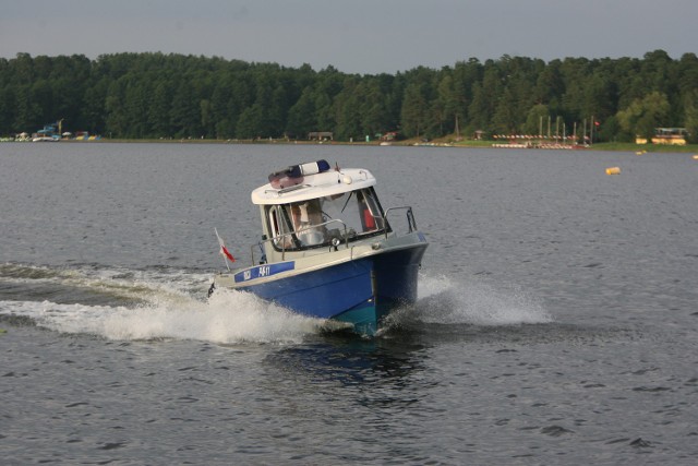 Windsurfer nie dał rady dopłynąć do brzegu. Interweniowali policjani