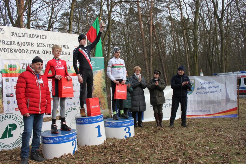 Młodzi pasjonaci kolarstwa dzielnie radzili sobie na...