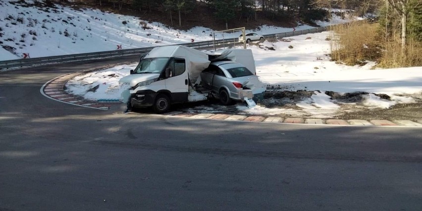 Stara Wieś - groźny wypadek. Na łuku drogi osobowy opel dosłownie wbił się w dostawcze auto