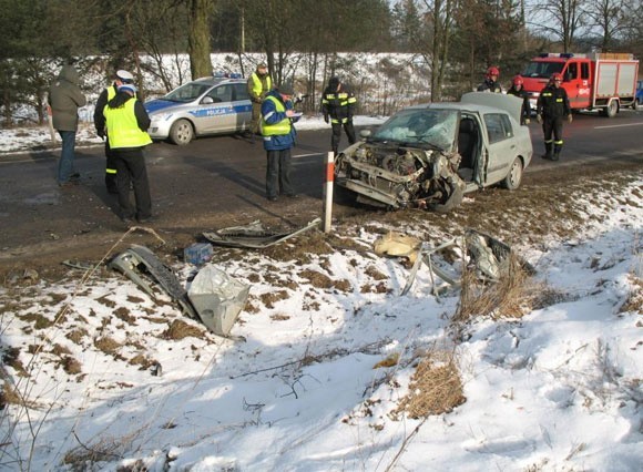 Renault czołowo zderzył się z tirem. Strażacy wycinali pasażerów.