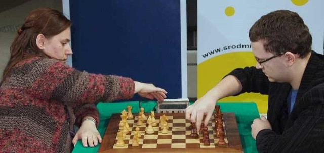 Wojciech Moranda podczas zwycięskiej partii mistrzostw Europy  z Węgierką Judit Polgar -  najlepszą szachistką świata.