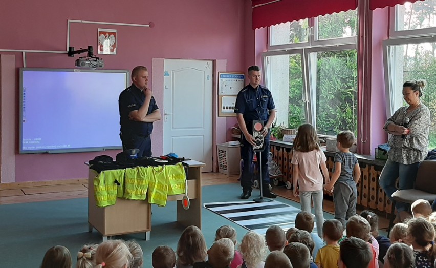 Powiat olkuski. Policjanci odwiedzili przedszkolaki z Klucz. Uczyli ich bezpieczeństwa