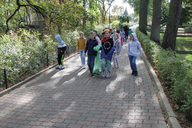 Uczniowie "jedynki" sprzątali chełmiński park