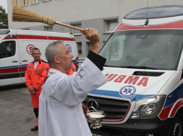 Nowe  karetki we wtorek poświęcił ksiądz Mirosław Bandos, kapelan szpitalny