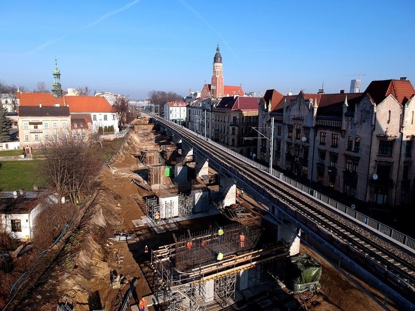 Kraków. Coraz bardziej zaawansowane prace przy budowie estakad kolejowych w centrum [ZDJĘCIA]