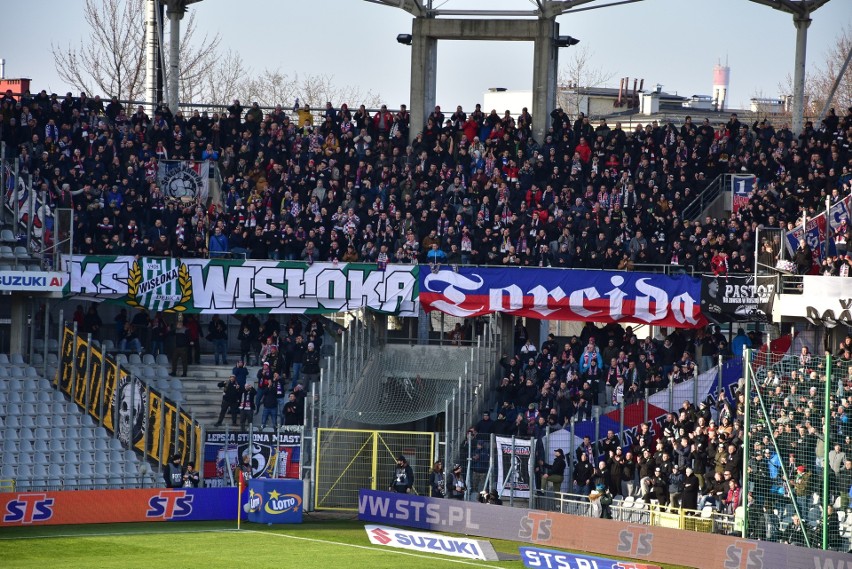 PKO Ekstraklasa. Minuta ciszy przed meczem Korony Kielce z Górnikiem Zabrze. Kibice uczcili pamięć zmarłej żony Leszka Ojrzyńskiego