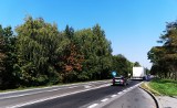 Utrudnienia i ograniczenia prędkości na drodze krajowej w gminie Wielka Wieś. Zaczynają przebudowę
