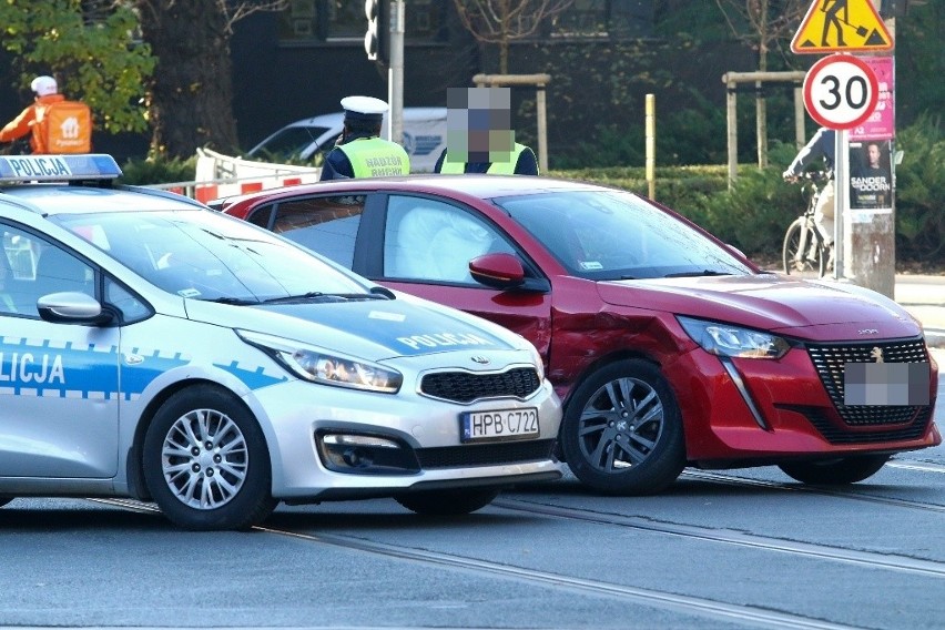 Do czasu usunięcia peugeota z torowiska przejazd tramwajów w...