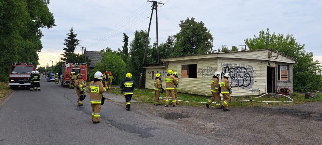 Strażacy w piątek rano (30.06.2023) wezwani zostali do gaszenia pożaru budynku w Falęcinie