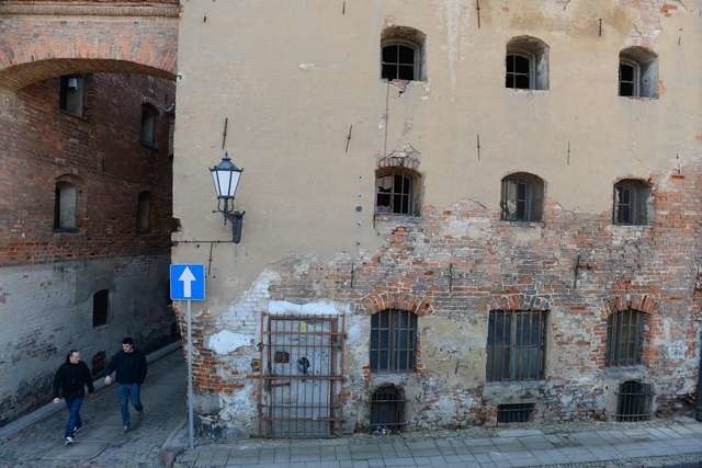 Ten fragment ulicy Podmurnej należy do najbardziej malowniczych w mieście. Trudno jednak chwalić się straszącymi przy nim ruinami