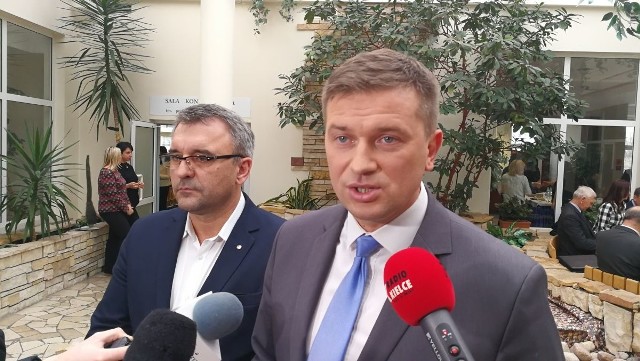 Od lewej: członek Zarządu Województwa Piotr Żołądek oraz przewodniczący sejmiku województwa Arkadiusz Bąk tłumaczyli, dlaczego likwidacja RDOŚ jest złym rozwiązaniem.