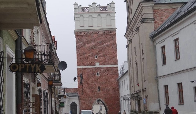 Urząd Marszałkowski Województwa Świętokrzyskiego opracował raport z ruchu turystycznego w województwie świętokrzyskim. Dziś przygotowaliśmy dla Państwa listę najchętniej odwiedzanych atrakcji powiatu sandomierskiego według liczby sprzedanych biletów. Brama Opatowska to jedna z najpopularniejszych atrakcji turystycznych Sandomierza. Została wykonana w stylu gotyckim w drugiej połowie  XIV wieku. Zbudowano ją z fundacji Kazimierza Wielkiego jako część murów obronnych miasta. W XVI wieku   zwieńczona została renesansową attyką ufundowaną przez sandomierskiego lekarza Stanisława Bartolona. Dramatyczne wydarzenia rozegrały się tu w czasie powstania styczniowego. 8 lutego 1863 roku w czasie bitwy pod Słupczą schodzący z pola bitwy rozgromieni powstańcy próbowali stawiać opór na barykadzie wzniesionej w Bramie Opatowskiej. Została ona jednak zdobyta przy pierwszym ataku Kozaków.Brama Opatowska to jedyna zachowana brama spośród czterech, które prowadziły do Sandomierza. Niegdyś istniały też Zawichojska, Lubelska i Krakowska oraz dwie furty, spośród których zachowała się Dominikańska, nazywana też Uchem Igielnym.WSZYSTKIE ATRAKCJE NA KOLEJNYCH SLAJDACHZobacz także:hity turystyczne regionu w 2017. Top 22 TOP 10 turystycznych hitów w Kielcach. Te miejsca musisz zobaczyć koniecznie [ZDJĘCIA]oraz 10 hitów turystycznych w powiecie kieleckim