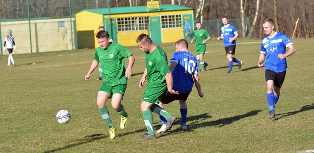 Gracze Huraganu Przedbórz (na zielono) w starciu z rywalem z Krzywej dość szybko zdobyli gola na 1:0, ale ostatecznie z boiska schodzili pokonani.