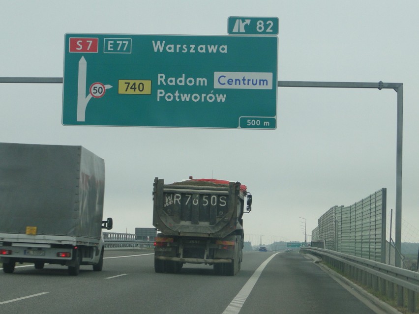 Na drodze ekspresowej S7 pod Radomiem jest znak: Radom...