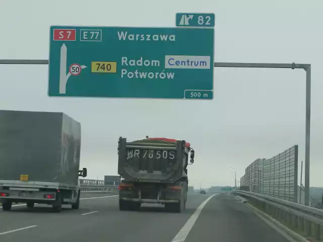 Na drodze ekspresowej S7 pod Radomiem jest znak: Radom Centrum Potworów.