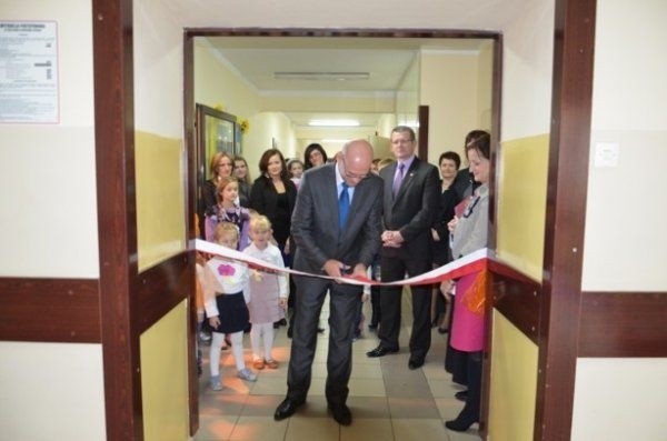 Uroczystego przecięcia wstęgi w nowo otwartym przedszkolu dokonuje Krzysztof Nowak, wójt gminy Słupia