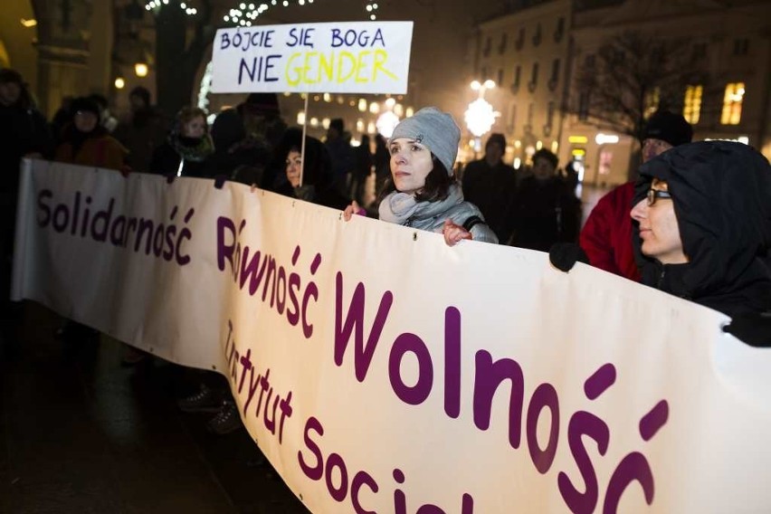 Próbowali zablokować protest studentów na Rynku w Krakowie [ZDJĘCIA, WIDEO]