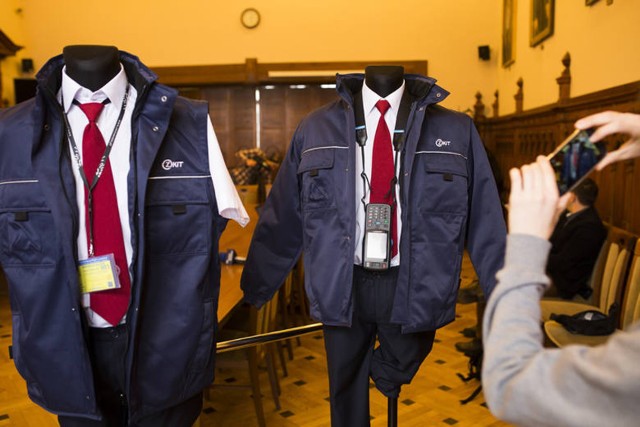 Tak wyglądają uniformy krakowskich  kontrolerów. Jak u  klasyka „gość w krawacie jest mniej awanturujący się”