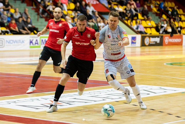 W derbach Wielkopolski w Hali Trapez w Lesznie mieliśmy podział punktów. GI Malepszy zremisował z Red Dragons Pniewy 3:3 i był to trzeci remis na cztery oficjalne spotkania rozegrane przez obie ekipy w futsal ekstraklasie.