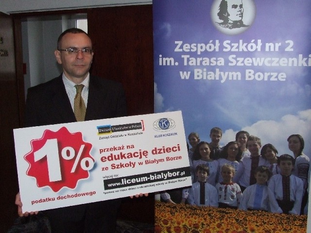 Andrzej Drozd, dyrektor Zespołu Szkół nr 2 w Białym Borze prezentuje plakat promujący akcję przekazania jednego procenta podatku na białoborską szkołę.