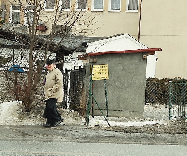 Tzw. dworzec busów Track-Bus, na podwórku przed domem pomocy społecznej w Brodnicy. Licha wiata, kiepska informacja. Tylko jechać.