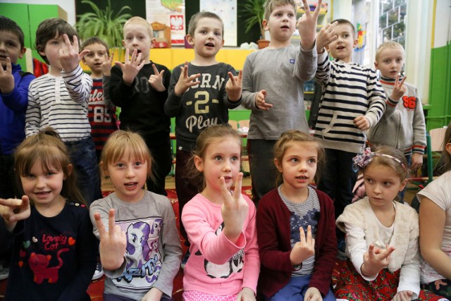 Dzieci z tej pierwszej klasy w SP nr 5 w Białymstoku umieją już bez kłopotu pokazać, jak jest „dzień dobry” i „do widzenia” w języku migowym