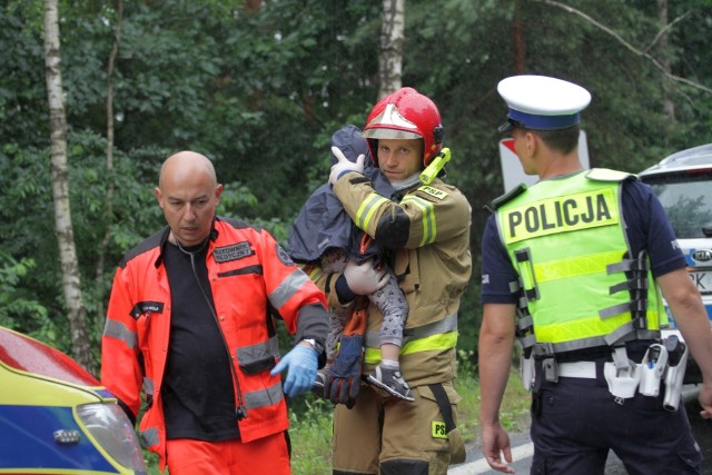 Polacy są wstrząśnięci wypadkiem koło Stalowej Woli. Pijany kierowca wjechał czołowo w rodzinny samochód. Zginęli rodzice, ocalał malutki chłopiec – jego zdjęcie w ramionach strażaka obiegło media jako symbol tego dramatu.