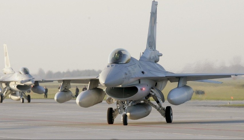 F16 nad Łodzią. Pilot maszyny z bazy lotniczej w Łasku ćwiczyła podejście do lądowania