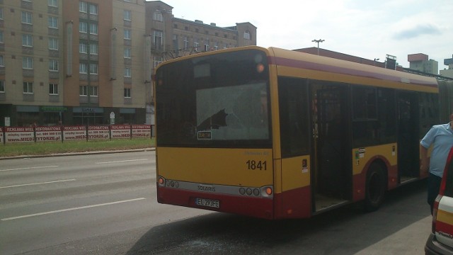 Wybita szyba w autobusie linii 98.