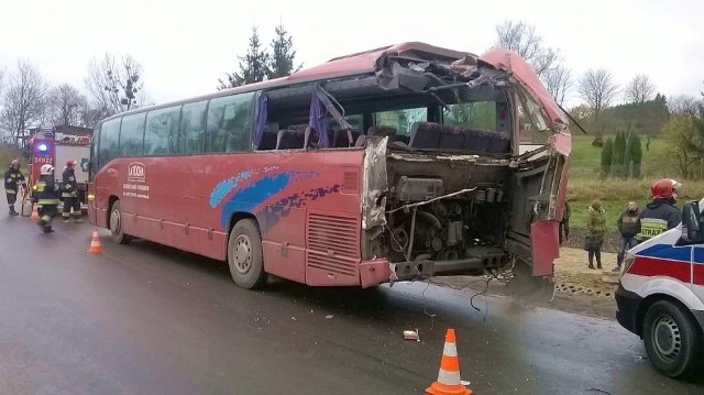 Z wstępnych informacji wynika, że operator koparki zahaczył łyżką o tył autobusu.