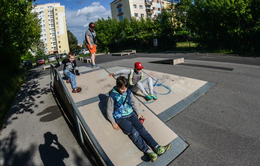 Miejskie skateparki zlokalizowane są na kilku osiedlach:...