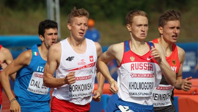 Mateusz Borkowski (drugi z lewej) jest faworytem biegu na 800 metrów.