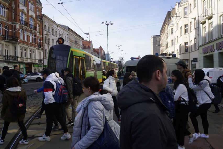 Trwa ewakuacja dwóch budynków Uniwersytetu im. Adama...