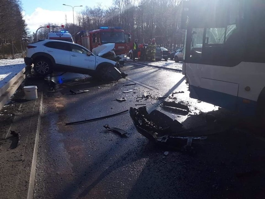 Autobus zderzył się czołowo z samochodem osobowym w Gdyni. Dwie osoby są ranne 5.03.2021